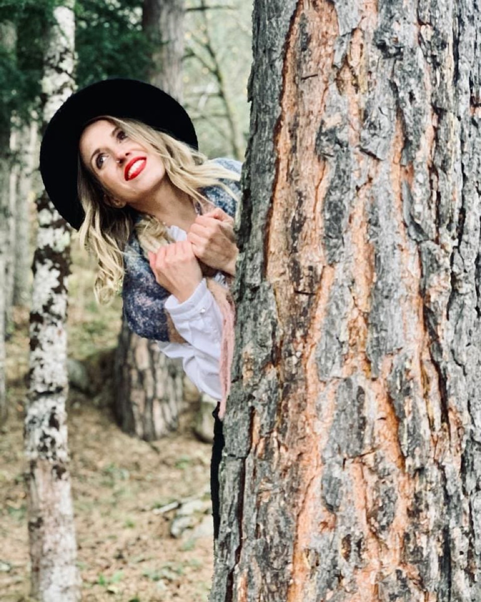 Montse López junto a un pino, con sombrero negro